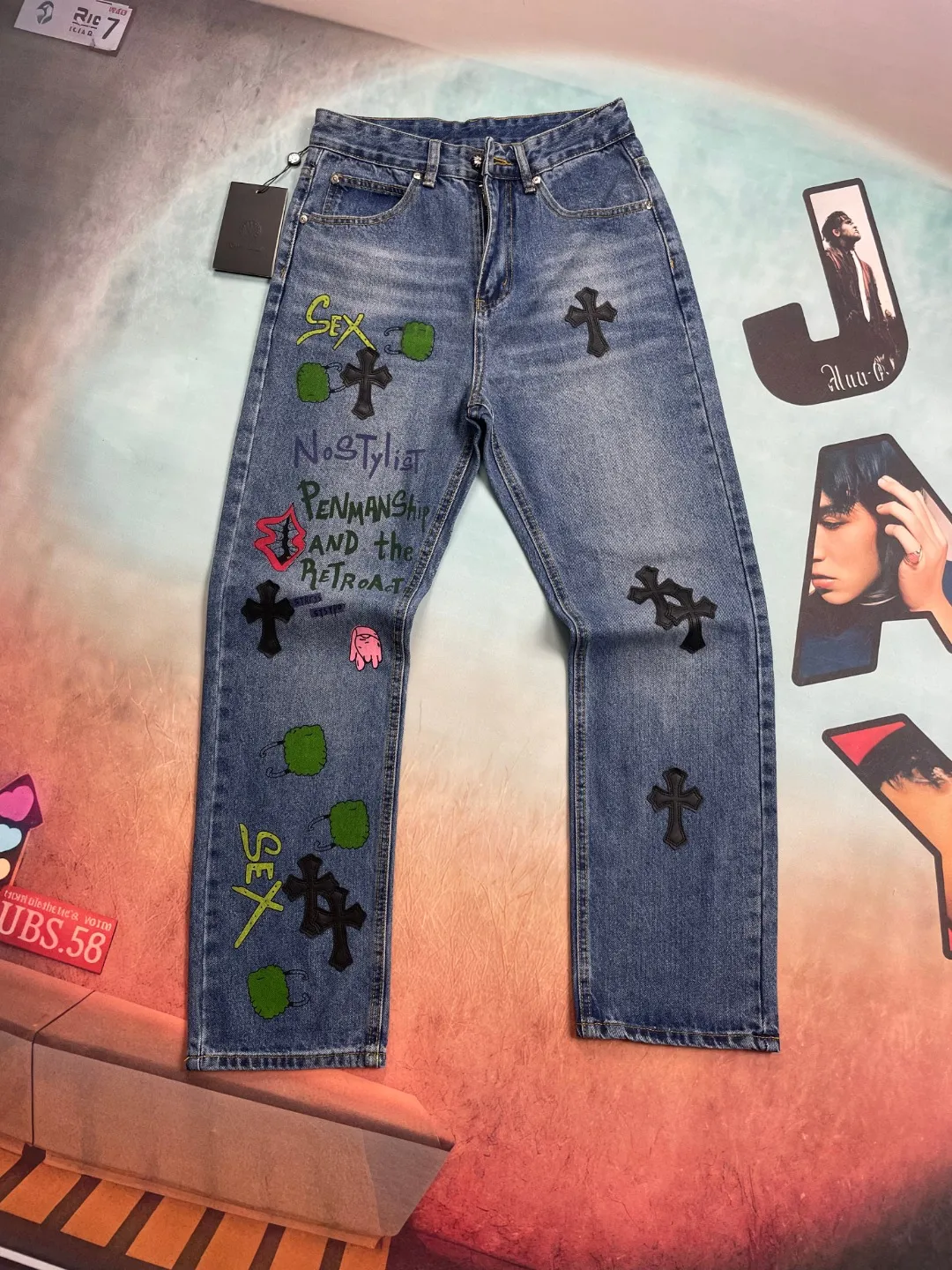 🅿️270 🔘Style No.-KL153 🔘Cro Heart𝐂𝐡𝐫𝐨𝐦𝐞 𝐇𝐞𝐚𝐫𝐭 CH Graffiti-patched Little Monster Jeans* This Crocodile Jeans are the perfect fusion of trend and ingenuity. High-quality denim is selected and undergoes a special washing process to present a natural retro color and texture. The iconic black cross patch is scattered and matched with colorful personalized graffiti and patterns to break the monotony and release an unruly attitude. Three-dimensional tailoring outlines clean lines, and the fit is comfortable and flattering. Whether paired with a simple T-shirt or a statement top, you can easily create an eye-catching look and help you express your unique fashion sense.  Size: S M L XL (28.30.32.34) Color: Blue
